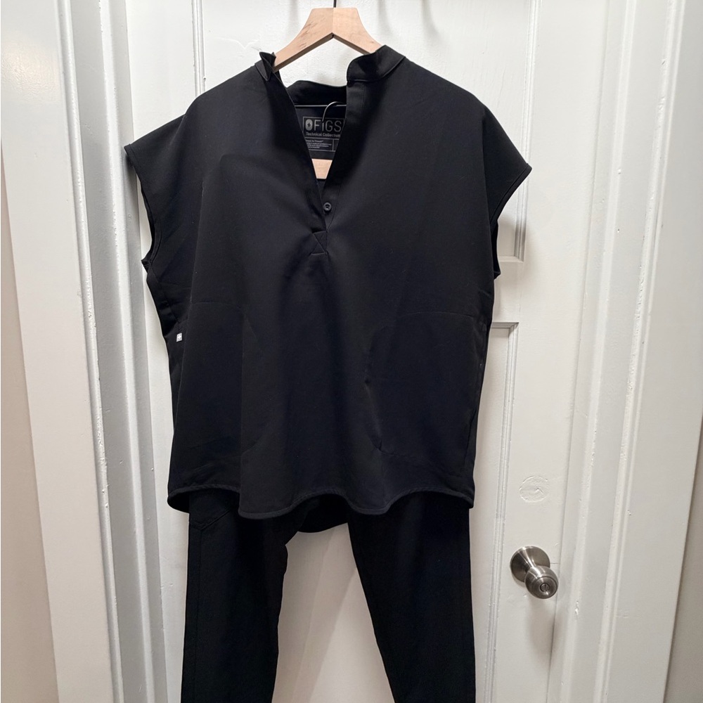 FIGS Black Scrub Set